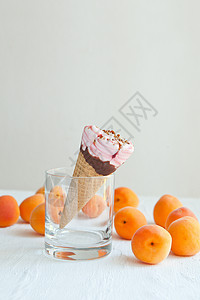 冰淇淋加杏子 冰淇淋甜筒在玻璃上加杏子高清图片