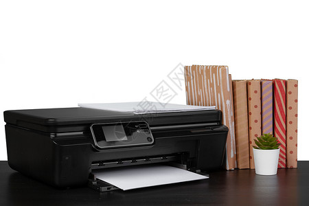 配有激光打印机和白色背景书籍的办公室台式表格商业多功能电子产品床单文档扫描器技术印刷黑色团体背景图片