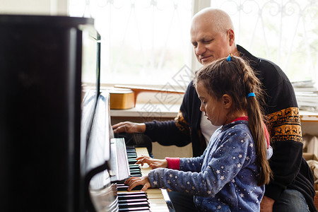 钢琴女孩的家庭音乐课 在隔离期间为孩子在家活动的想法 音乐理念课堂网课乐器竞赛学习电子琴乐谱合成器教育天才背景图片