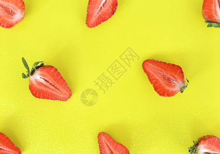 故宫上新了草莓图案接近了 背景上新切半草莓的亮光模式 顶层视图 平整背景