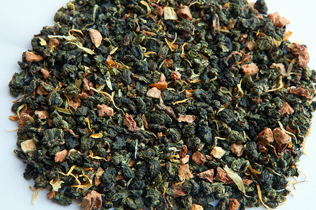 茶韵茶叶海报含桃子的干绿茶叶 含桃子和草莓的绿色果茶背景