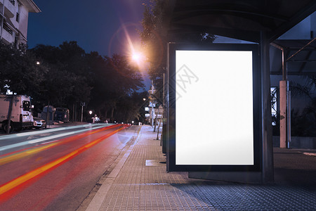 广告横幅白纸牌公共汽车停靠夜晚 灯光汽车经过背景