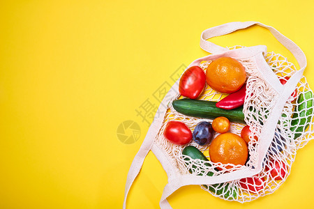 杂货袋生态袋中的杂货 带水果和蔬菜的生态天然袋 生态友好 平躺 可持续的生活方式概念 零浪费食品购物 无塑料物品 再利用 减少 回收背景