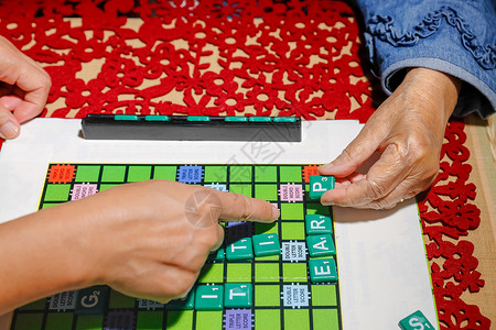 老年人填字游戏 帮助提高记忆力和大脑老年男人退休护理治疗记忆闲暇生活女士爱好背景