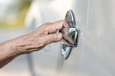 智能汽车锁老年妇女手打开汽车门的年长妇女舒适女性退休司机车辆控制运输长老安全钥匙背景