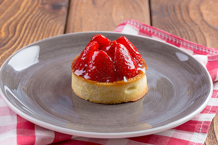 蜜甜点 草莓加干草莓贴上小吃烹饪糖果水果糕点馅饼圆形蛋糕红色食物背景图片