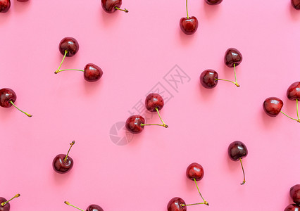 在明亮的背景上的大甜樱桃 樱桃特写 夏季平躺浆果背景 顶视图樱桃图案叶子水果红色绿色小样粉色食物背景图片