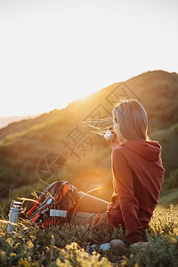 山女孩女探险家住在山上背景