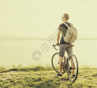 骑自行车的人在海岸上行走休息高清图片素材
