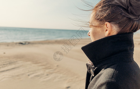 走路带风穿着大衣的女人在岸上走路背景