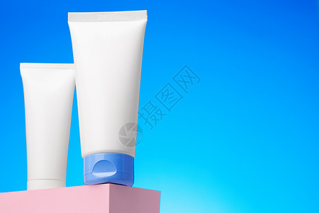 蓝色背景的白白白面容容容容器包装润肤空白瓶子皮肤产品卫生护理奶油凝胶背景图片