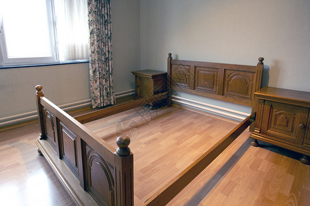 古董木制床架 老旧和古老设计 卧室中的木制床高清图片