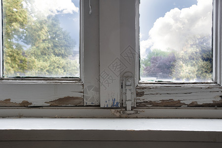 窗框素材旧木窗框有腐烂的木头和开裂的剥落油漆房需要翻新和新框架装潢师建筑学油漆石膏损害窗户房子木纹风化材料背景