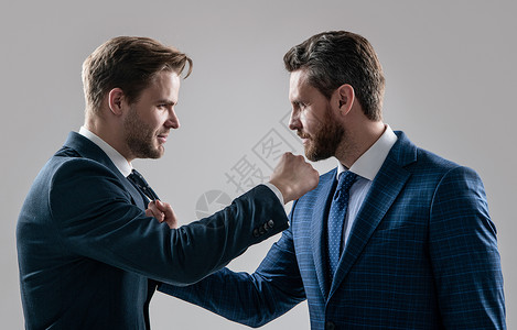 在冲突 讨论失败问题时 对侵略性和愤怒性提出争议的男性商业伙伴持不同意见背景