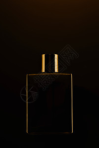 男性香水或洗手间香味 黑色瓶子在黑暗背景上的促销照片 布局小样工作室广告香水瓶空白商品男士戏剧性商业化妆品背景图片