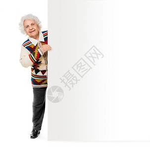 老年妇女与广告委员会并列祖母木板白色女士空间站边缘老年病白发白头微笑背景图片