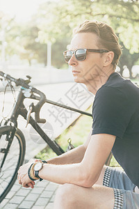 英俊的骑自行车的人背景图片