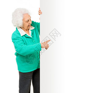 老年妇女与广告委员会并列白发母亲白色木板女士老年病白头空间站空白微笑背景图片
