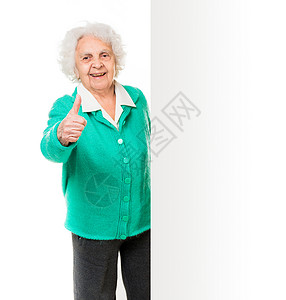 老年妇女与广告委员会并列微笑白色边缘空间站老年病祖母母亲白头板子广告牌背景图片