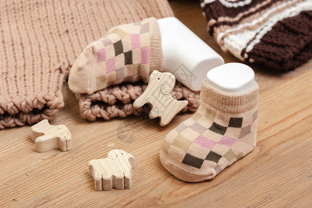 新的婴儿袜子诞生卡其色棕色织物孩子婴儿期棉布编织服装拖鞋背景图片