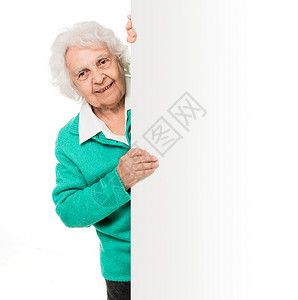 老年妇女与广告委员会并列微笑边缘板子祖母广告牌白头空间站空白母亲白发背景图片