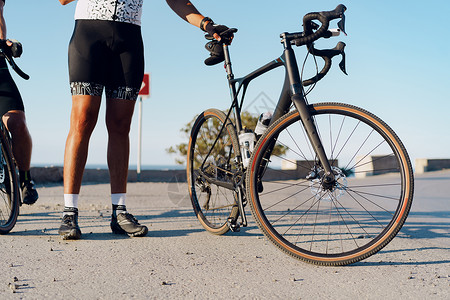 沿海公路上的自行车车轮和脚运动踏板骑士成人闲暇娱乐活动背景图片