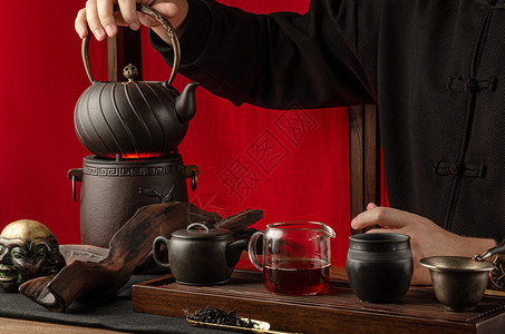 茶壶茶杯和茶茶叶茶桌 配有乐器沸腾男人杯子烹饪快乐食物药品活力礼仪传统背景图片