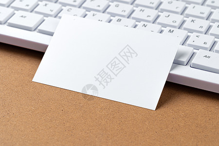 办公桌上有用品和键盘的空白名片白色桌子钥匙补给品互联网桌面网络商业问候文档背景图片