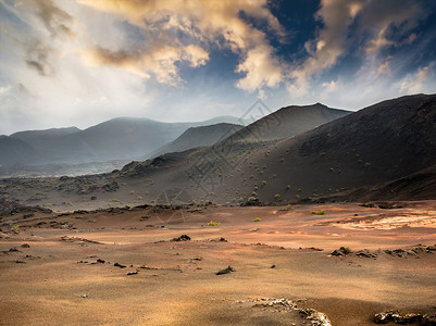 充满火山的美丽的山地风景旅行陨石天空日落土地国家岩石公园旅游沙漠背景图片