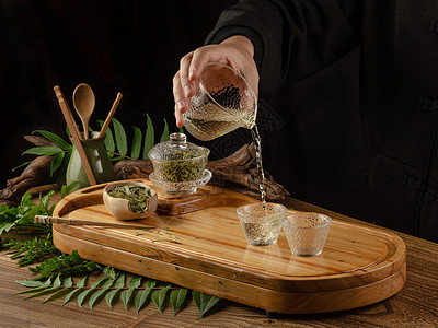 茶壶茶杯和茶茶叶茶桌 配有乐器食物沸腾快乐烹饪叶子木头活力礼仪蕨类气氛背景图片