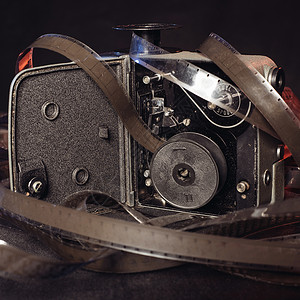 赛璐珞特写旧影片和桌子上陈年电影摄像头的内幕背景