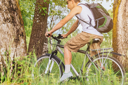 夏季骑山上自行车的男子背景图片