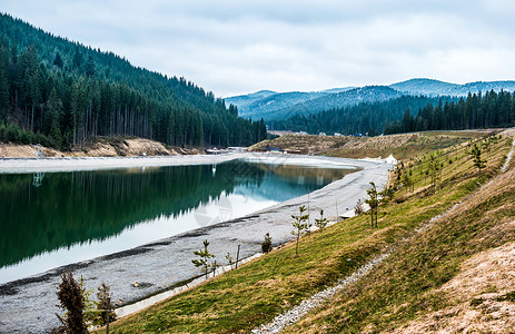Bukovel湖湖和新的放松建筑高清图片