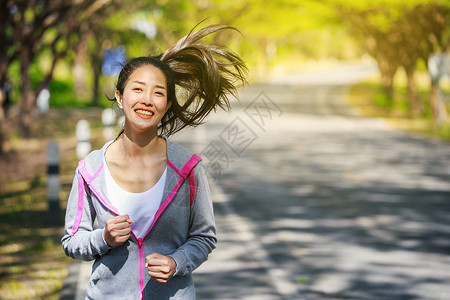 在公园中运行的健身妇女运动训练娱乐成人女孩赛跑者女性女士活动运动装背景图片