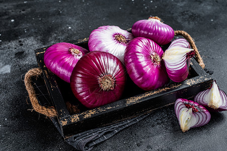 木质托盘中的纯红色甜洋葱 黑色背景 顶端视图烹饪香料紫色洋葱白色食物块茎植物皮肤蔬菜背景图片