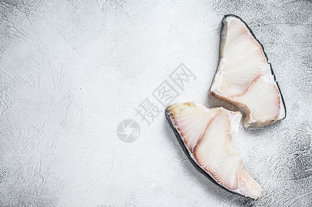 厨房桌上的原始鲨鱼鱼牛排 白色背景 顶视图 复制空间鲨鱼蓝色食物海鲜牛扒美食木板烹饪营养鱼片背景图片