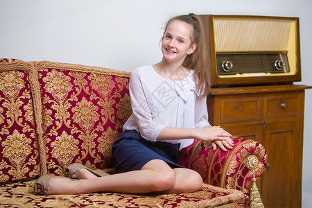 维诺斯塔尔那个女孩在老电台 旧事物的概念 诺斯塔尔吉创造力童年耳机打碟机女性喜悦快乐技术音乐乐趣背景