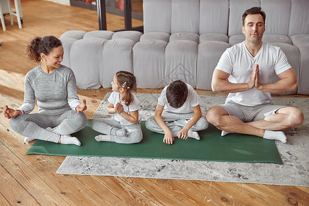 礼献父亲家长在家中教导儿童做冥想的快乐的父母背景