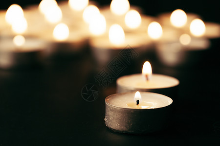 在黑暗的桌上烧蜡烛 文本的空间 丧葬符号烧伤宏观橙子浪漫庆典教会仪式辉光记忆冥想背景图片