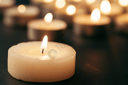 在黑暗的桌上烧蜡烛 文本的空间 丧葬符号冥想烧伤记忆仪式宗教宏观燃烧橙子辉光浪漫背景