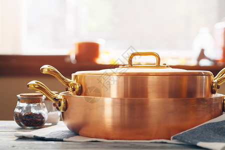 新铜炊具 供专业厨房使用 关门奢华餐厅厨具架子古董铜器餐具烹饪收藏工具背景图片
