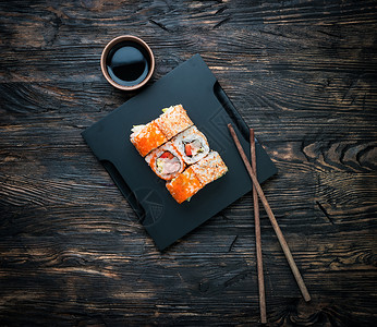 辣味蟹棒寿司捲美食盘子高清图片
