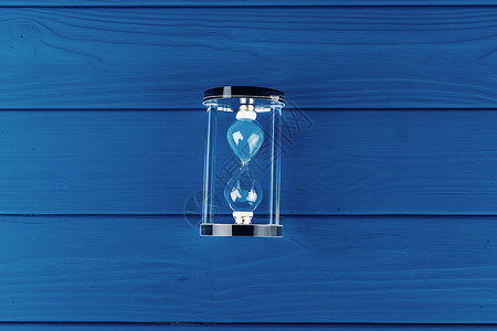 古典蓝背景的沙玻璃板顶端视图背景图片