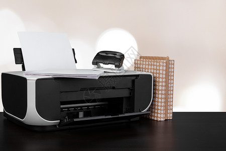 架在桌上的压缩家庭打印机 书面模糊背景的书籍激光技术打印文书桌子扫描器文档扫描电子产品复印件背景图片