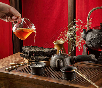 茶几与仪器茶壶杯子煎饼和茶沉普洱快乐气氛叶子烹饪模具活力药品茶桌木头沸腾背景图片