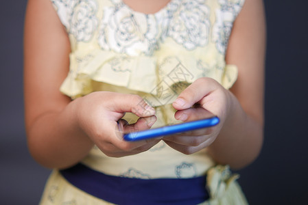 儿童用智能电话屏幕指手指脚游戏展示照明互联网空白药片教育背景图片