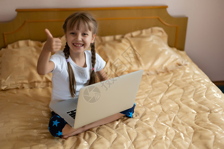 免费教育 业余时间 技术和互联网概念     家里有笔记本电脑的小女孩青少年孩子小学生女孩学习童年微笑学者学生青春期背景图片