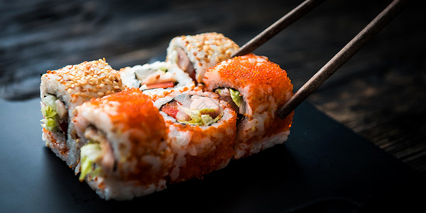 辣味蟹棒寿司捲食物可口高清图片