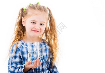 拿着一杯纯水的小女孩小女儿女孩居住治疗情感嘴唇食物孩子们蓝色玻璃生活背景图片