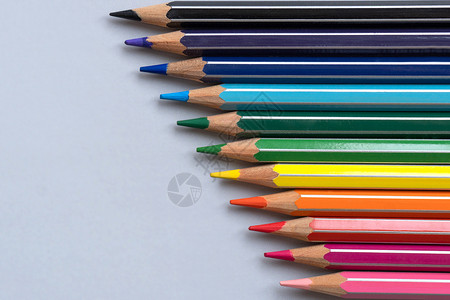 浅灰蓝色背景上的彩色铅笔 顶视图带有文字空间艺术蜡笔教育背板墙纸创造力学习调色板艺术家办公室背景图片